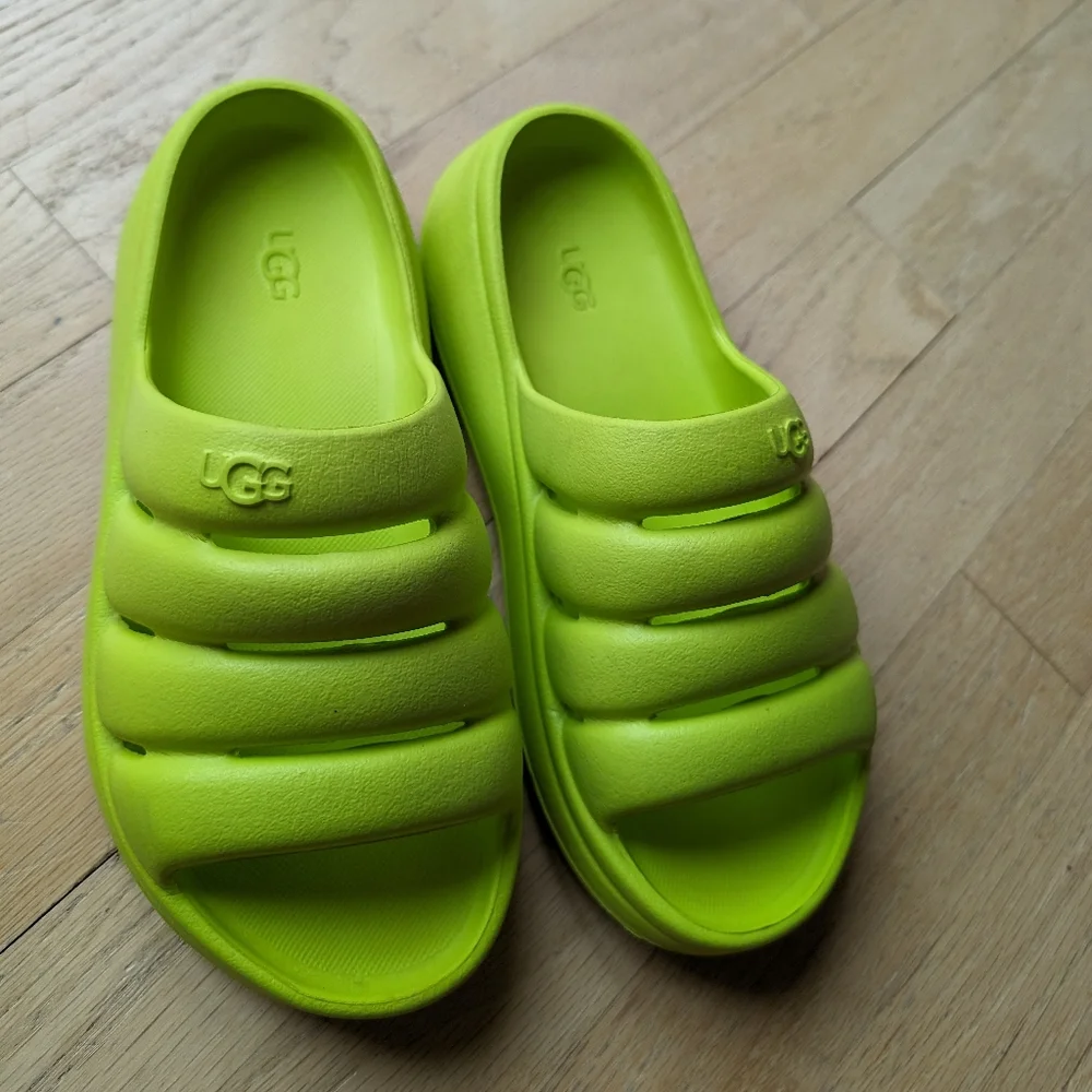 Ugg neon green slides kids size 3